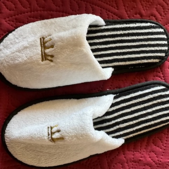 Luxury slippers Large, NEW, with crowns on them, with stripe NEW - Picture 1 of 4